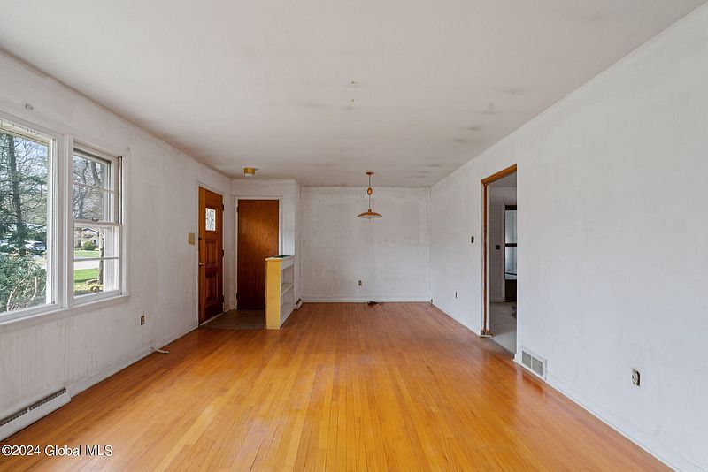 3rd image of 18 Circle Drive