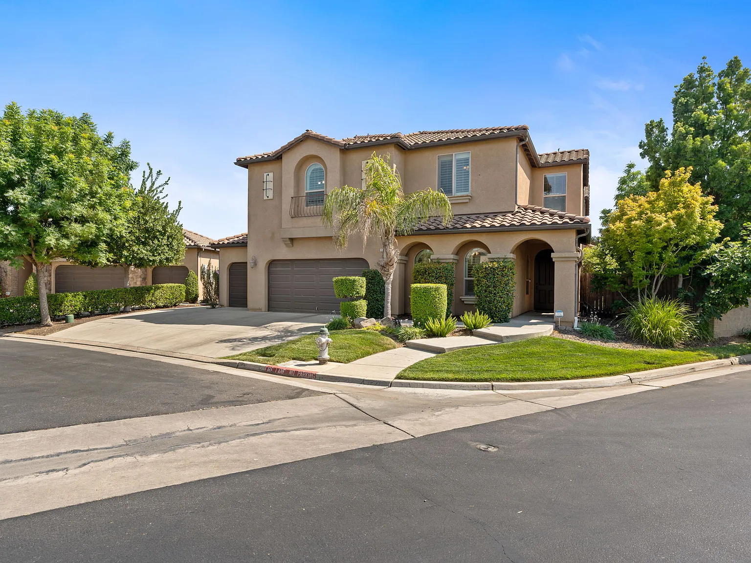 5 bed, 3.5 bath, 4059 sqft, $4,000 — Photo 2