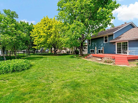 4th image of 979 Pointe Way