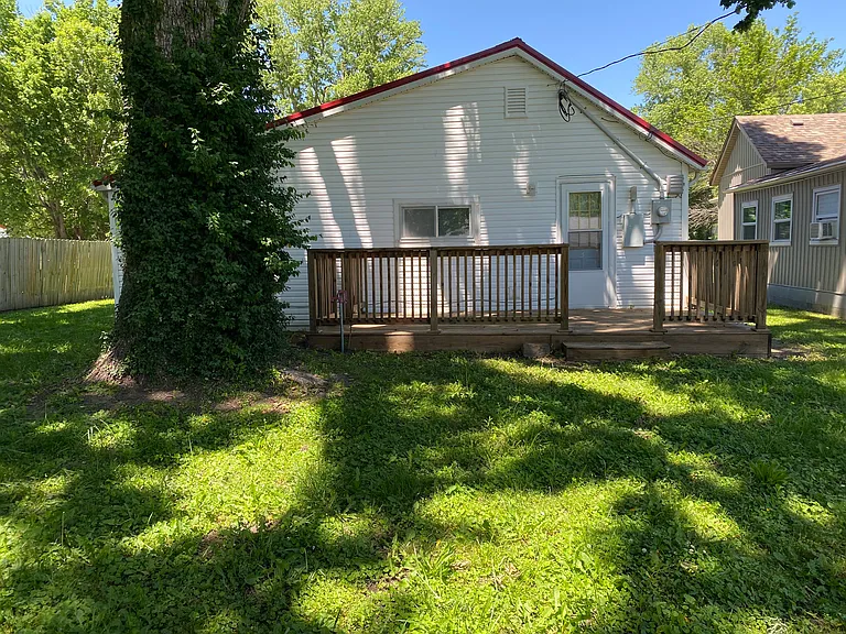 208 E Maiden Ln — Photo 30