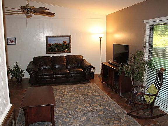Living Area w/ Ceiling Fan