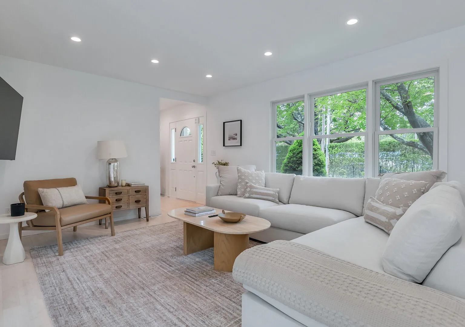 Spacious and Modern East Hampton Home with Private Pool — Photo 4