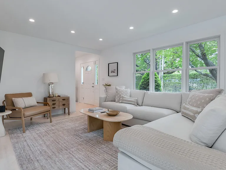 10 Barsdis Ln — Photo 4