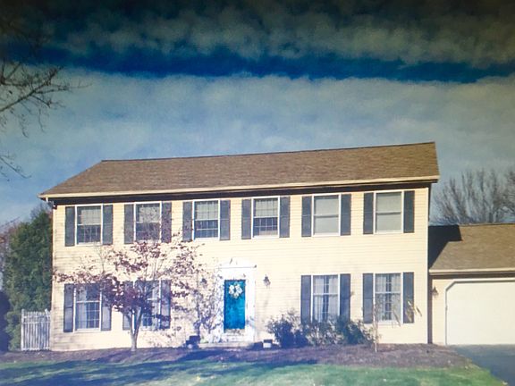 Colonial home on cul-de-sac