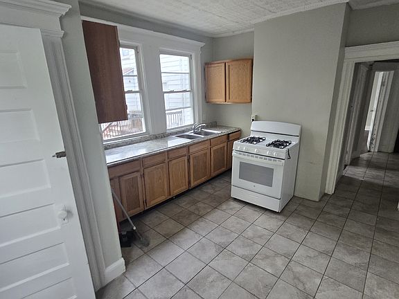 4th image of 267 Halsted St APT 1