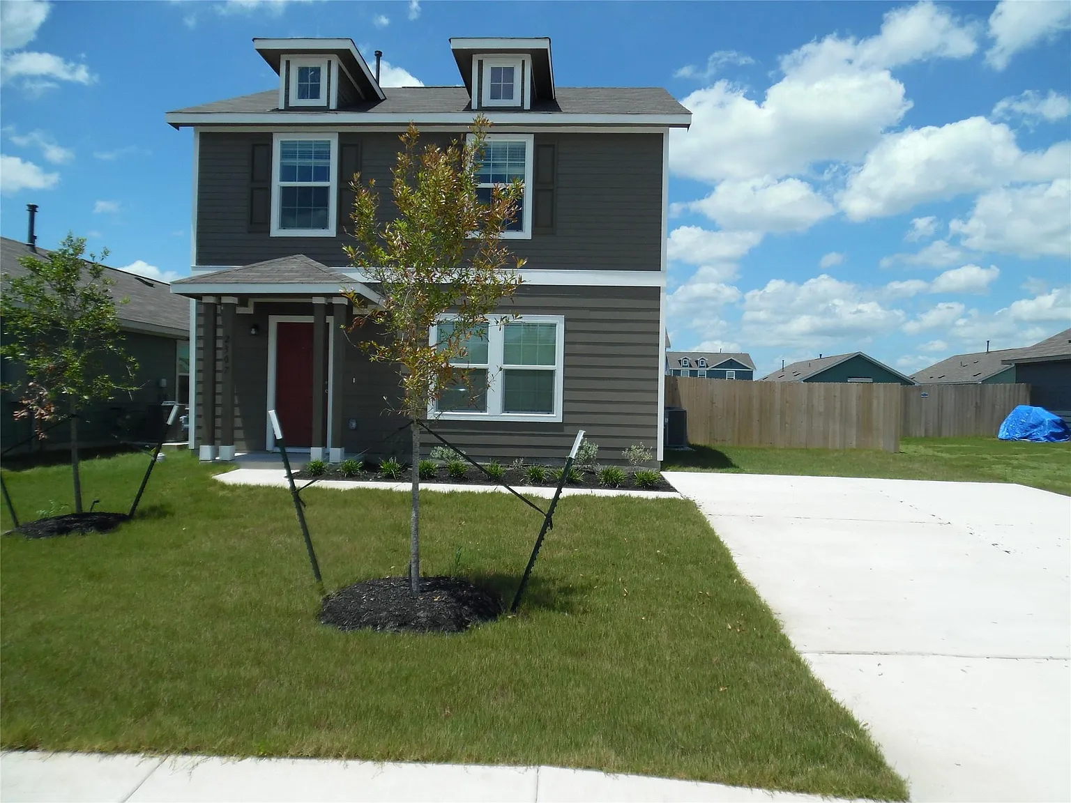3 bed, 2.5 bath, 1427 sqft, $1,645 — Photo 1