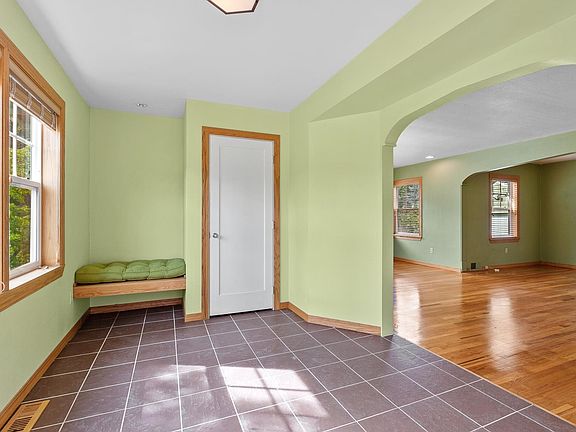 4th image of 1015 E Thurston Ave