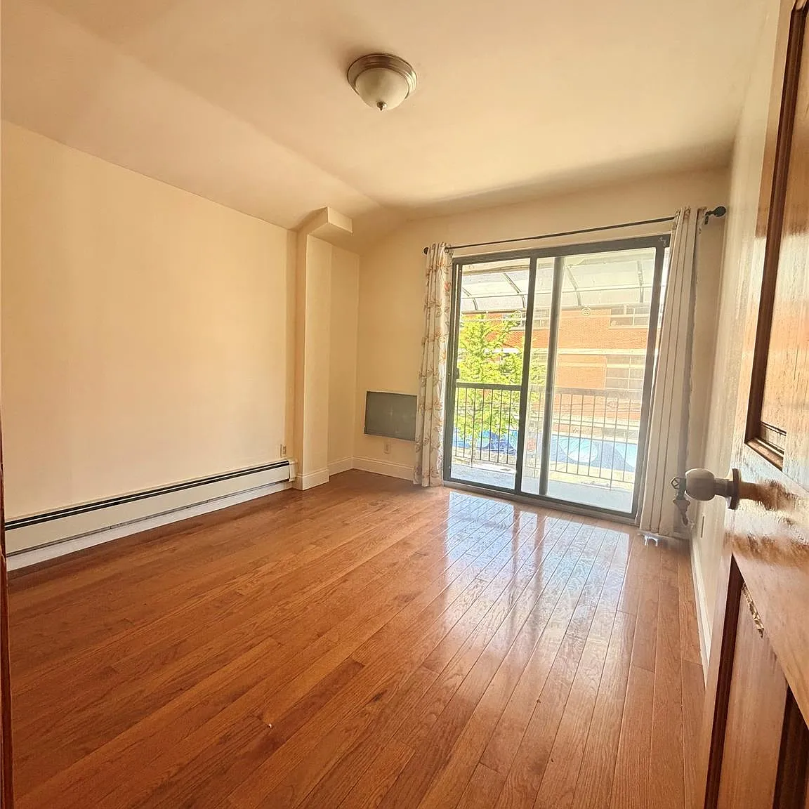 2 bed, 1.0 bath, 700 sqft, $2,300 — Photo 4