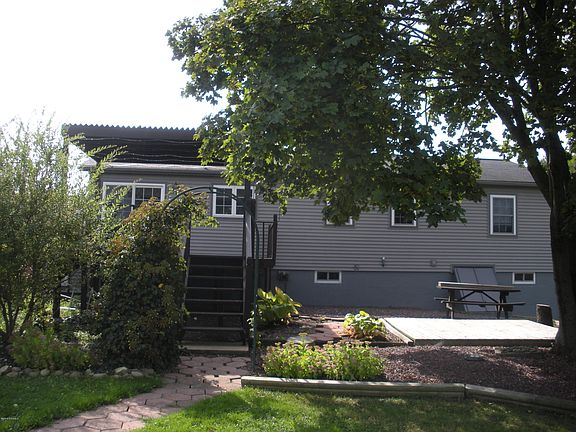 4th image of 121 School House Ln