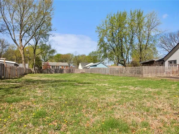 7732 Summit St #I, Kansas City, MO 64114