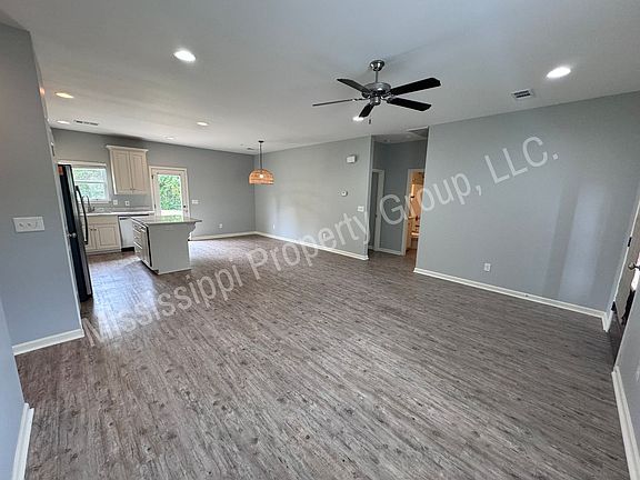 3rd image of 1010 Briarwood Dr