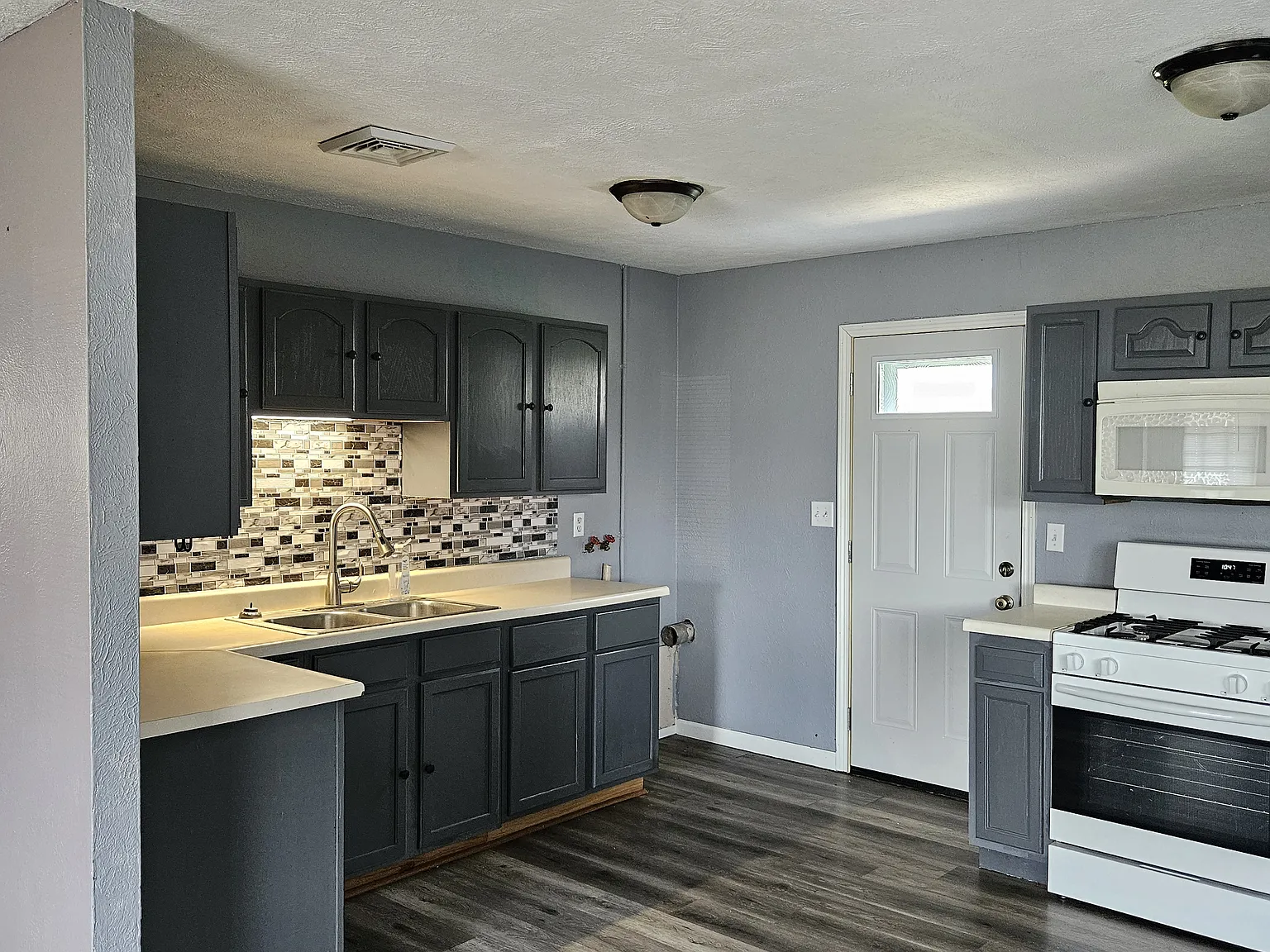 3 bed, 875 sqft, $1,200 — Photo 3
