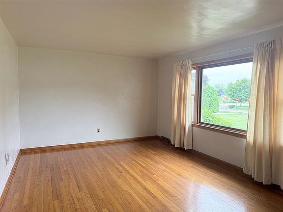 4th image of 2330 E 40th St