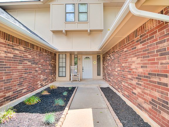 2nd image of 300 Sagebrush Pl