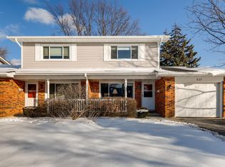 527 Queens Ct, Schaumburg, IL 60193