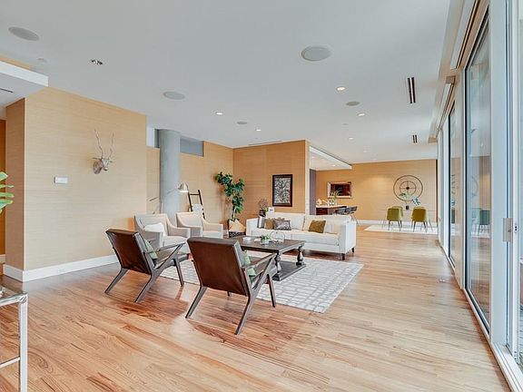 5th image of 2408 Victory Park Ln APT 837