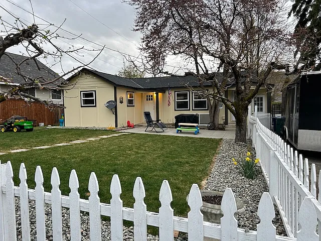635 W Lakeshore Pl — Photo 1