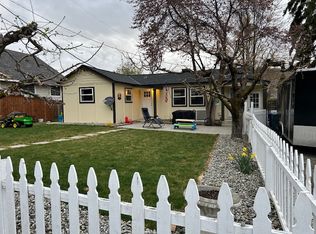 635 W Lakeshore Pl, Chelan, WA 98816