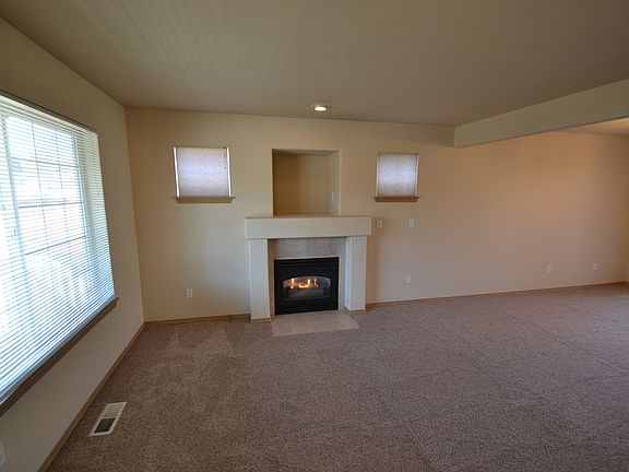 3rd image of 2941 56th Ave NE