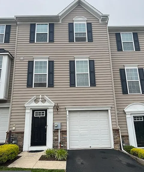 905 Susan Cir — Photo 2