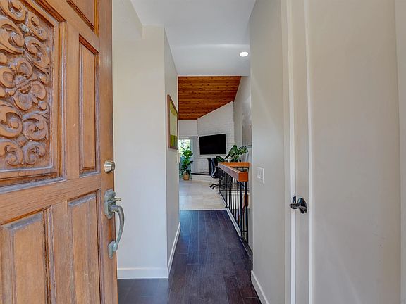 3rd image of 4550 W Point Loma Blvd
