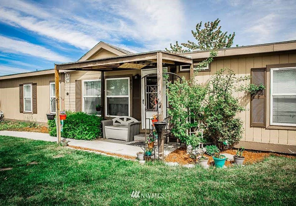 1st image of 403 NE Rose Ct