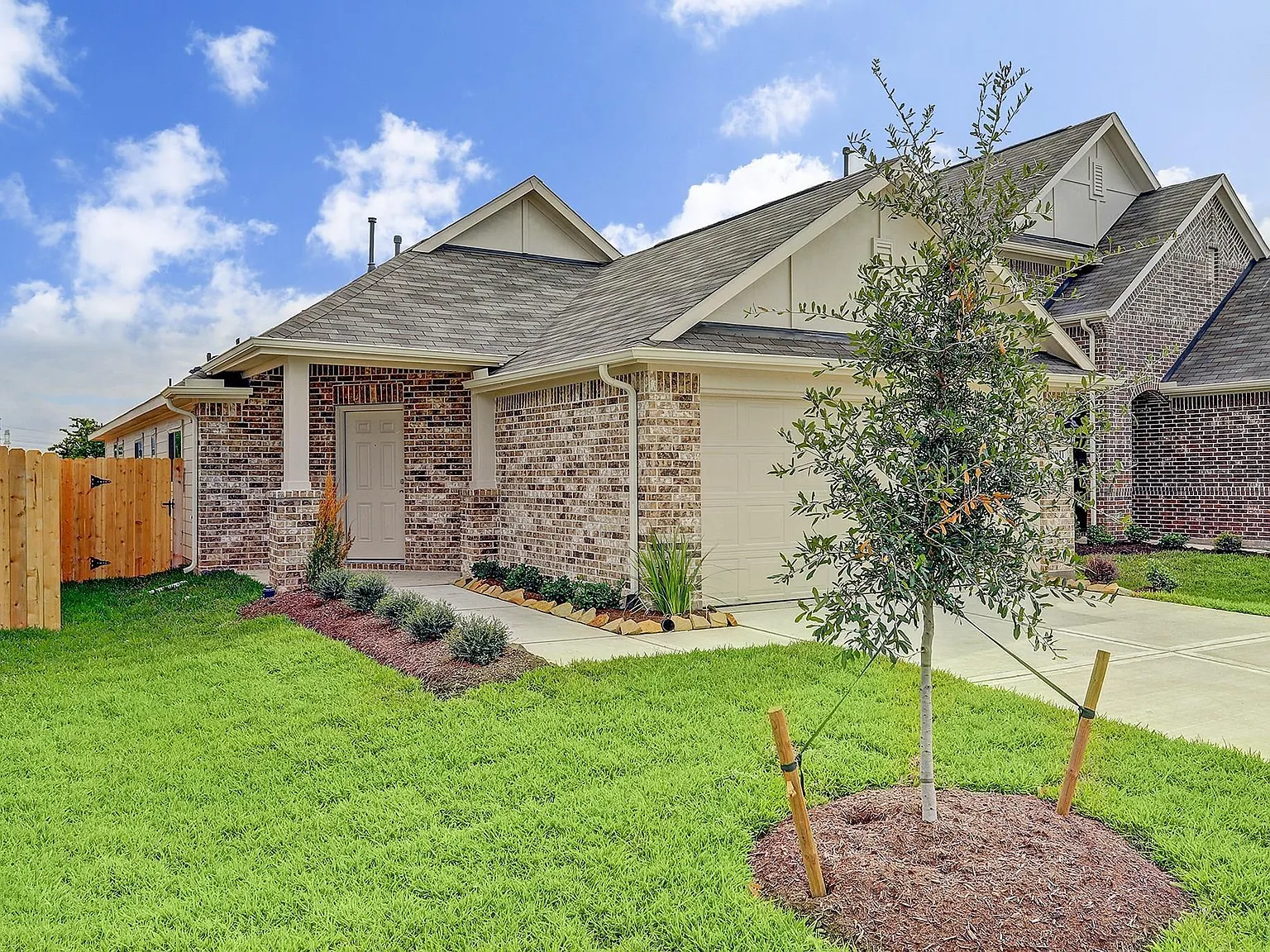 4 bed, 2.0 bath, 1744 sqft, $2,250 — Photo 1