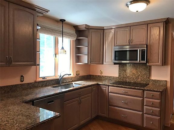 5th image of 10 Thornwood Cir