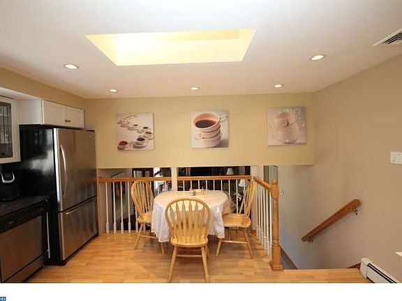 5th image of 221 Chestnut Dr