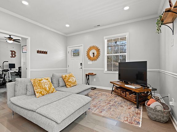 5th image of 915 N Elizabeth St