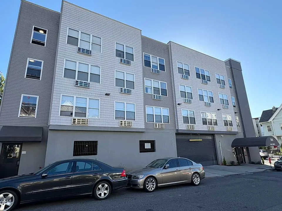 144 Fair St #401