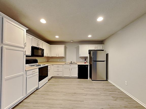 5th image of 401 NW Woodbury Dr