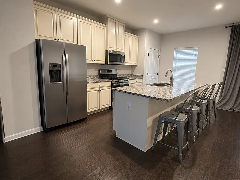8245 Hickory Hollow Dr — Photo 3