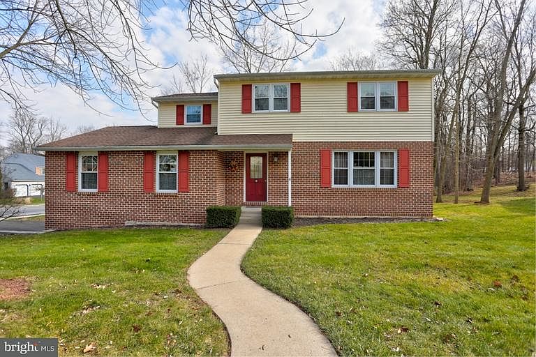 1st image of 301 Ivy Ln