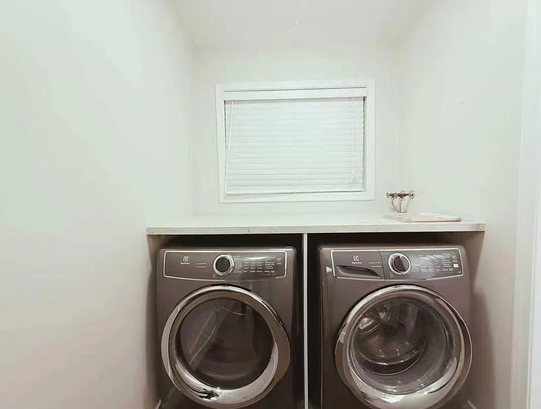 4 bed, 2348 sqft, $3,800 — Photo 4