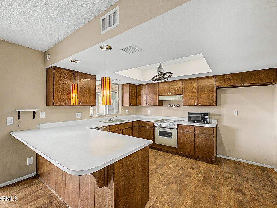 1st image of 2021 W MYRTLE Avenue