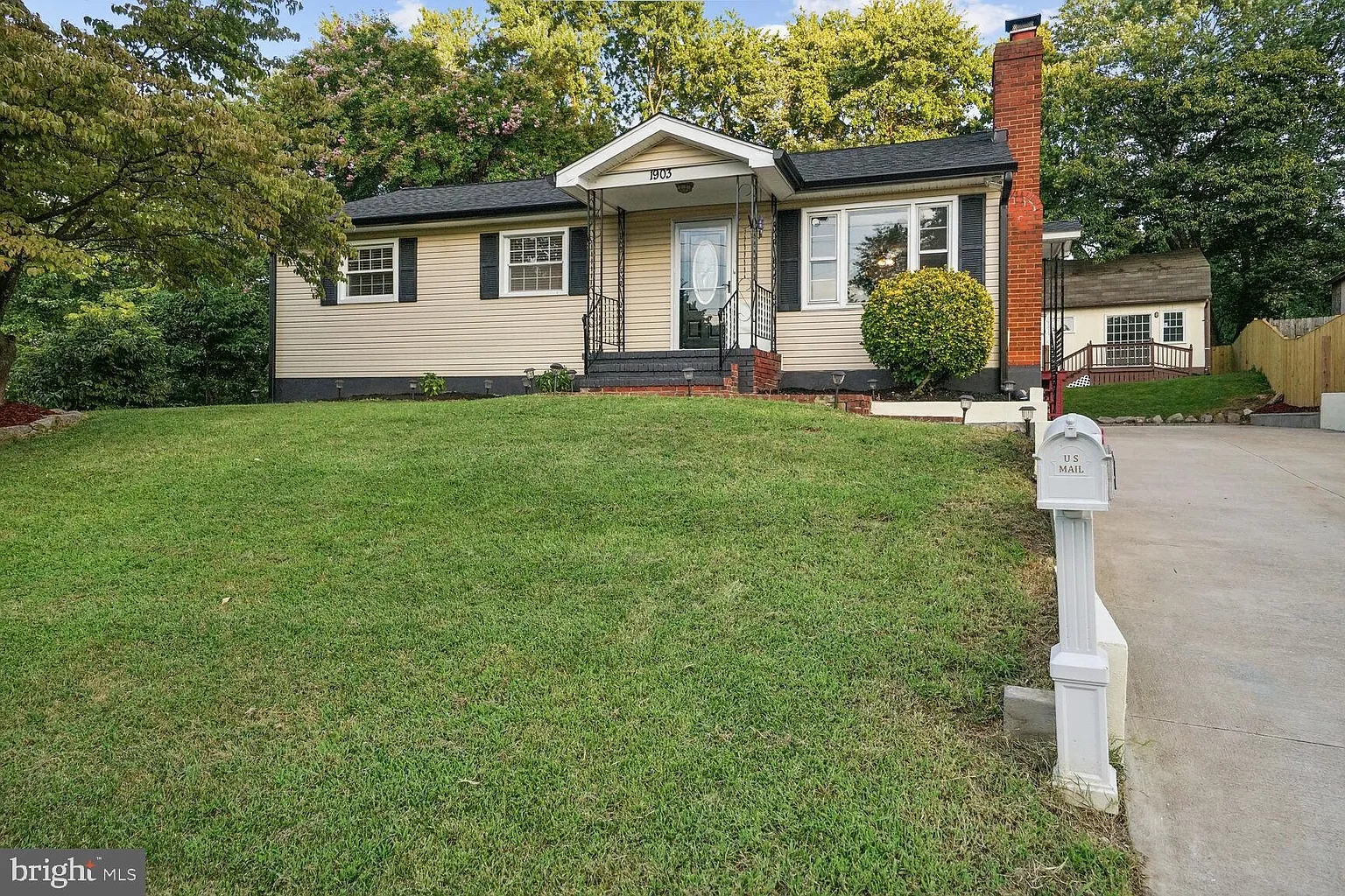 1903 Willow Ln photo 1