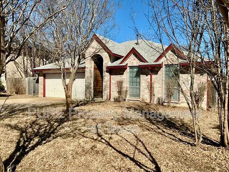 606 Eaglecreek Dr — Photo 2