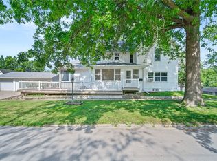 107 N 9th St, Guthrie Center, IA 50115