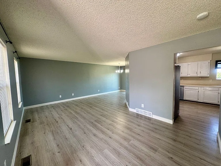 1125 Lindstrom Dr — Photo 3