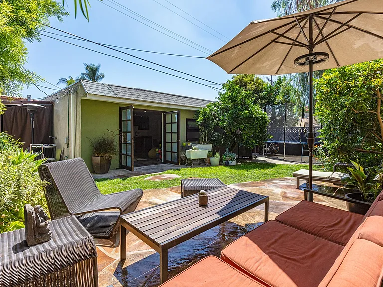 Backyard facing studio/guesthouse/2nd bedroom (patio furniture included in lease)