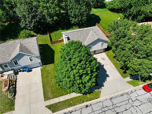 5th image of 516 Blythe St