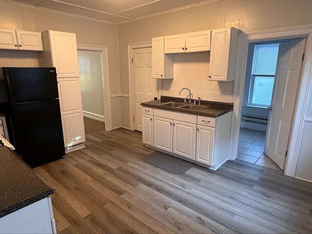 5 bed, 3.0 bath, 800 sqft, $1,950 — Photo 2