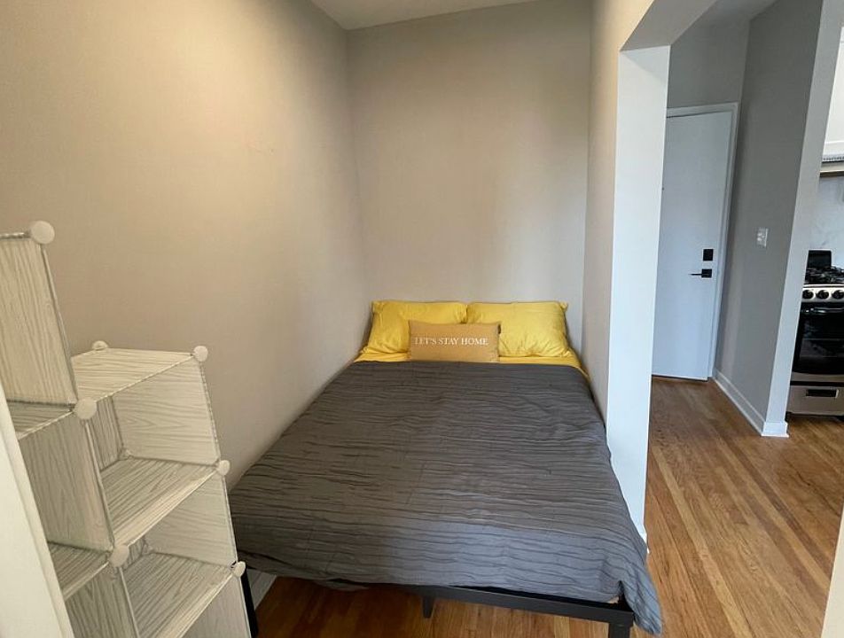 Convertible bed space (Max full size bed)
