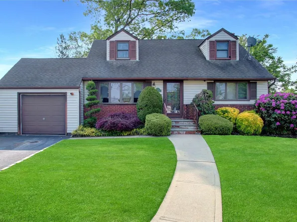 221 Farhan Lane, North Babylon, NY 11703