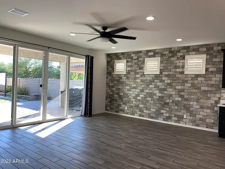 2119 W Betty Elyse Ln — Photo 2