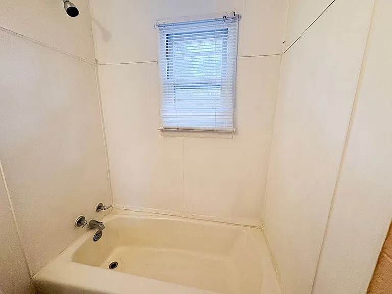 501 Weaver St — Photo 4