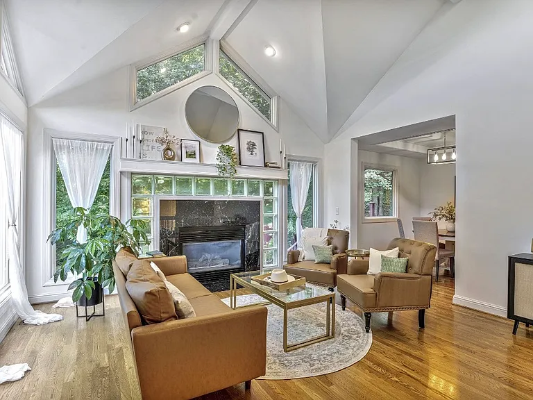 7030 Willowick Dr — Photo 2