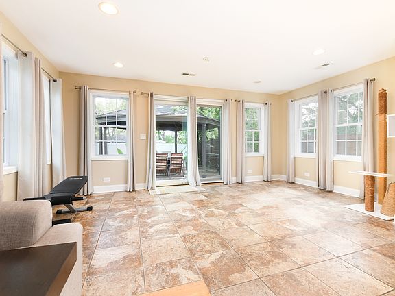 4th image of 105 Oakton St
