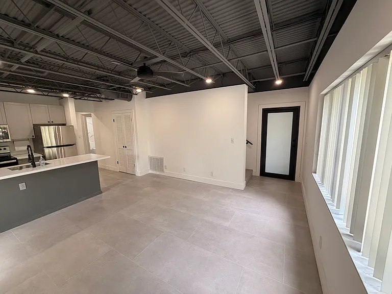 604 NE 9th Ave #3 — Photo 3